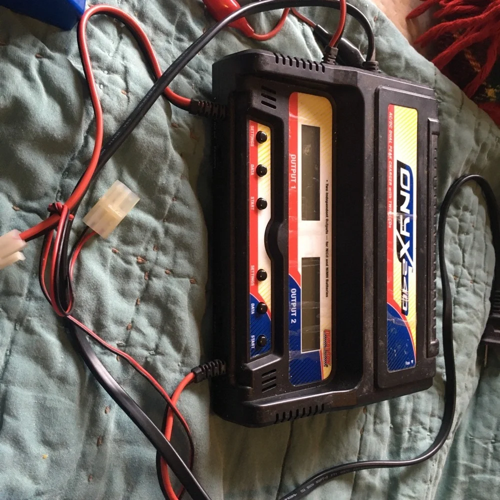 Duratrax Onyx 240 AC/DC Dual Charger w/LCD
